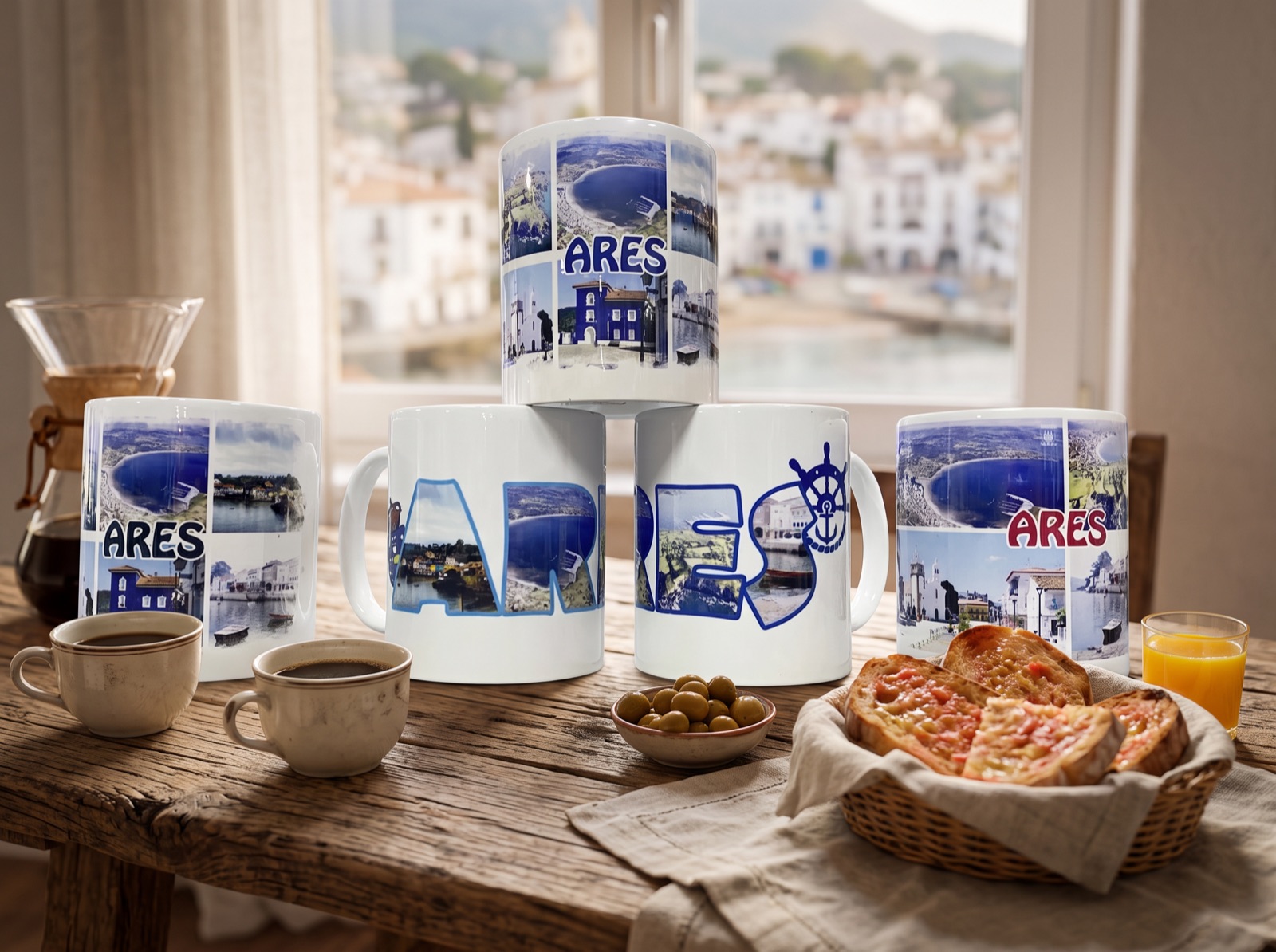 Tazas souvenir personalizadas de Ares en una mesa de desayuno mediterráneo
